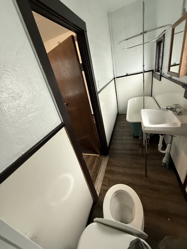 Photo - 1423 E 33rd St