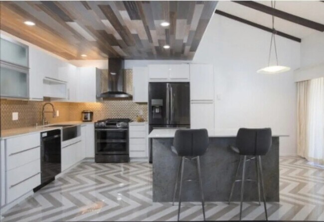 Photo - 716 W 34th St Unit 1