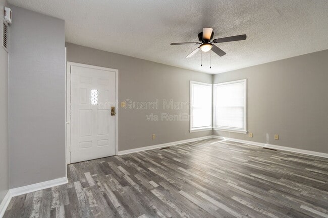 Photo - 4722 E Elm St