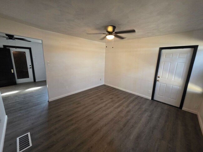 Photo - MOVE IN READY - 1/2 OFF SECURITY DEPOSIT
