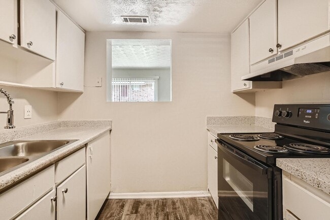 Photo - Lake Park Colonial