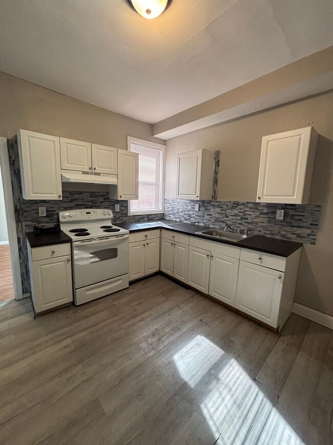 Building Photo - 2066 Clarence St Unit 1st Floor Rental