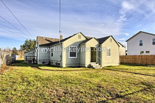 Building Photo - 3 Bed, 1.5 Bath Home with Large Yard and Parking Area in SE Portland