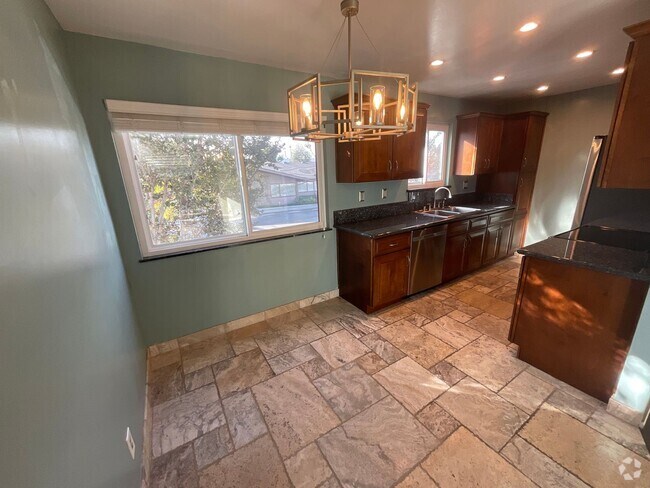 Building Photo - Condo - 2 Bedrooms / 2 Bath - Long Beach Unit 205