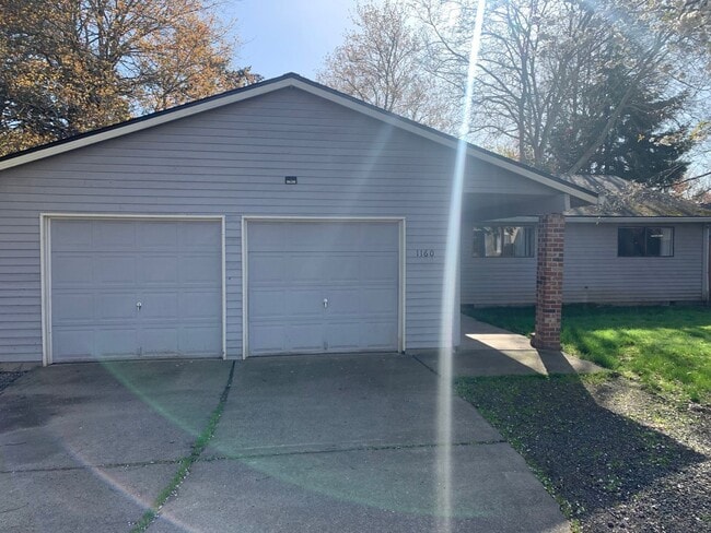 Building Photo - Single Level with Recent Upgrades