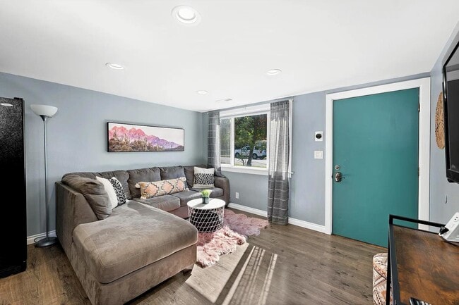 Photo - 1101 E Stiner Ave