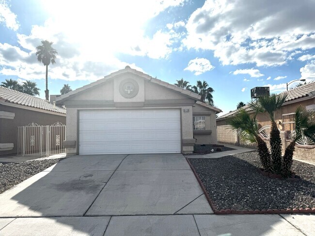 Building Photo - SINGLE STORY HOME W/ 2 BEDROOM 2 BATH 2 CA...