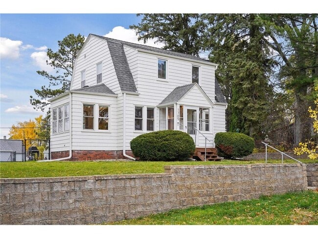 Photo - 1705 Ivy Ave E