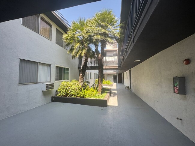 Photo - 5643 Carlton Way