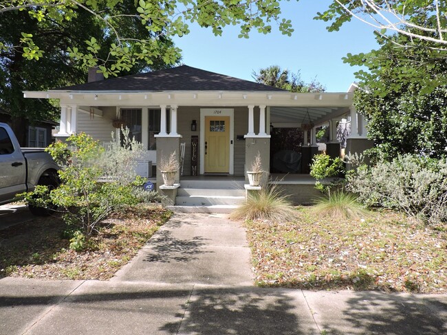 Building Photo - East Hill beauty!