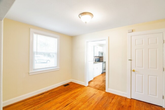 2401 Vaulx Ln