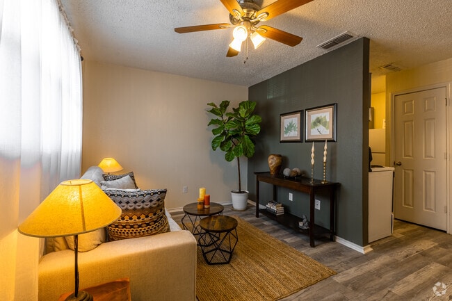 1BR, 1BA - 550SF - Living Room