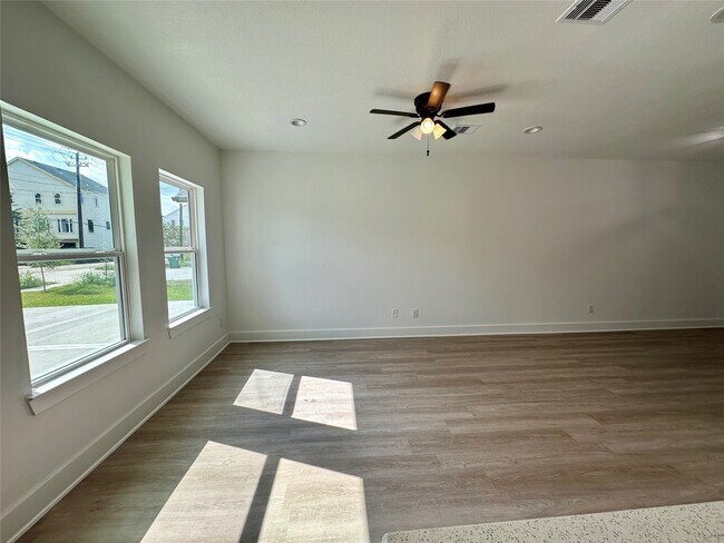 Photo - 243 Broadhurst Dr