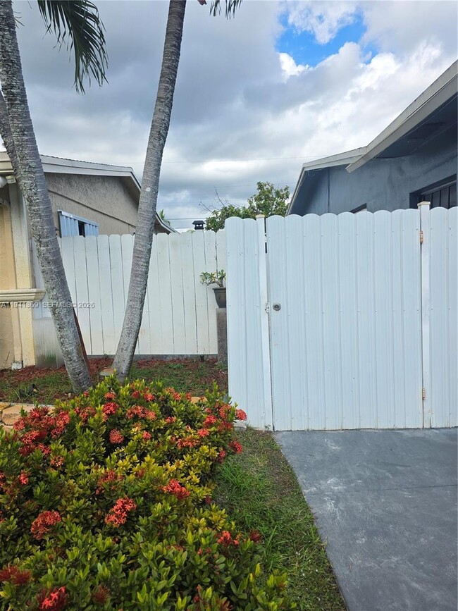 Building Photo - 4941 NW 12th Ct Unit 2