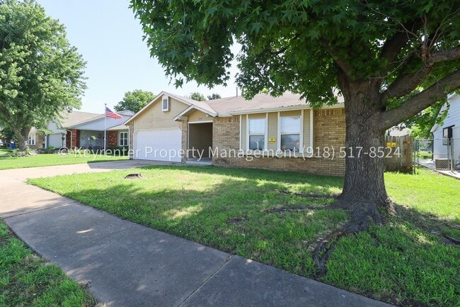 Photo - 3 Bed | 2 Bath in East Tulsa!