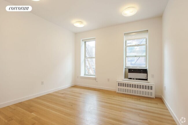 Building Photo - 215 W 10th St Rental
