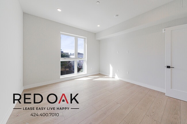 Building Photo - 5320 Cartwright Ave Unit 302