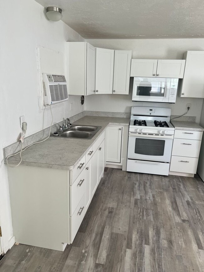 Photo - 2 bed, 1 bath Manufactured Home in the Mill Hollow Community!