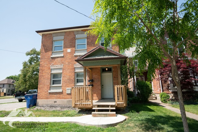 Building Photo - 48 Adelaide St N Unit 3