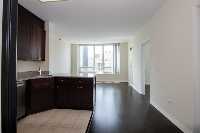 Building Photo - 33 W Ontario St Rental