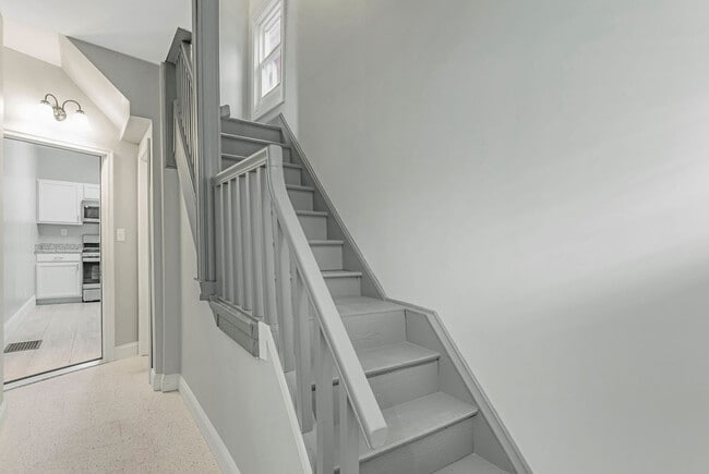 Escaleras al apartamento del segundo piso - 5125 Carthage Ave