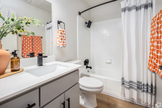 Photo - Standiford Court Apartments