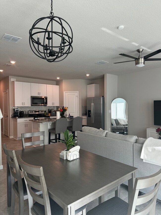 Building Photo - 5649 Mentmore Dr