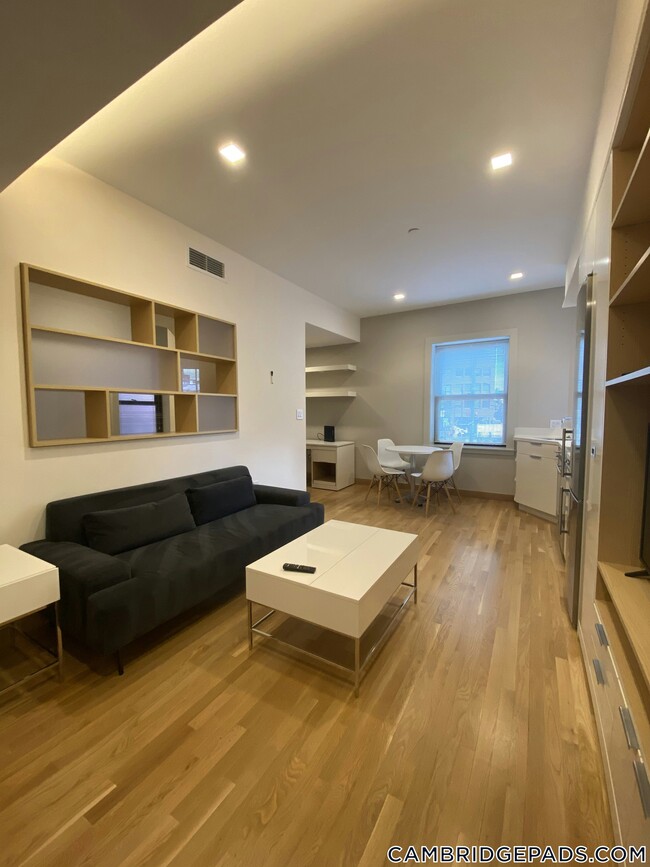 Building Photo - 115 Mt Auburn St Rental