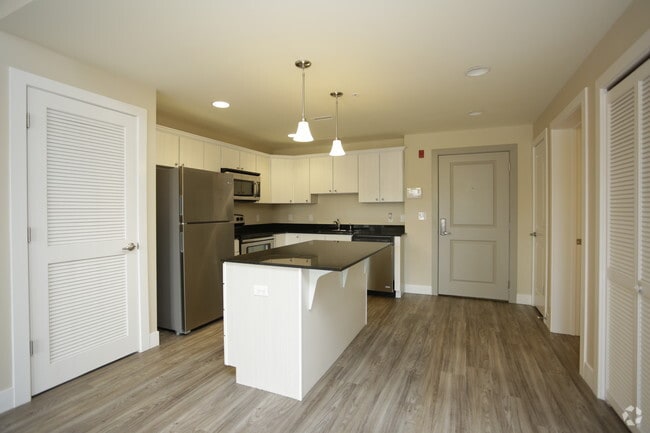 2BR, 2BA - The Woodford/1055 SF