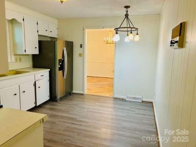 Photo - 2660 Tiffany St
