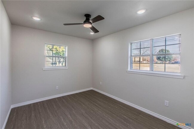 Photo - 311 N Smith St Unidad A