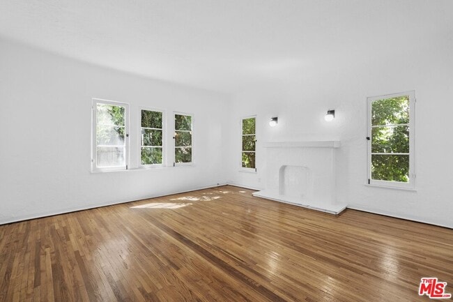 Building Photo - 129 N Swall Dr Unit 203