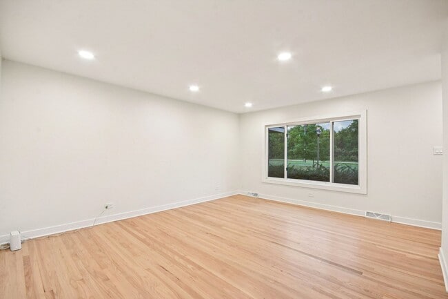 Photo - 470 E Vallette St