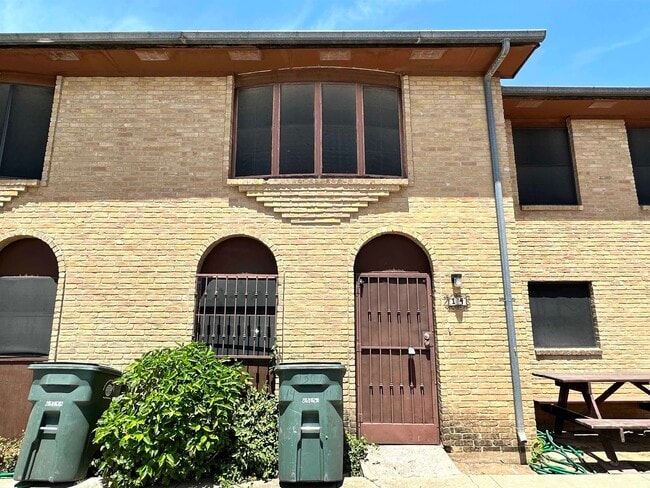 Building Photo - 1300 Hillside Rd Unit 14
