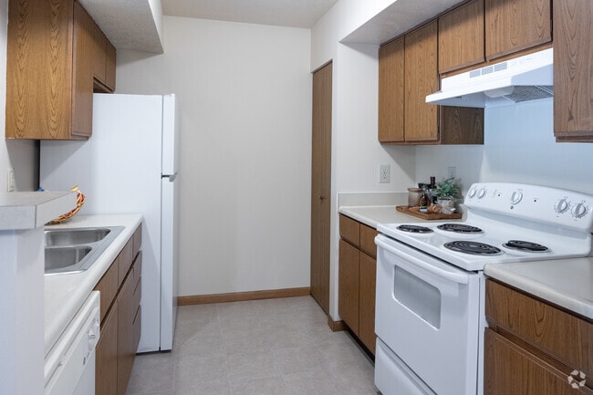 2BR, 1BA - 911SF - Kitchen - Covington Square