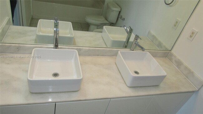 Photo - 601 NE 36th St Unidad 2308