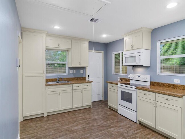 Photo - 2814 Francis St