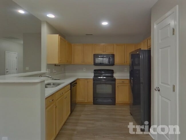 Photo - 124 Bathurst Ln