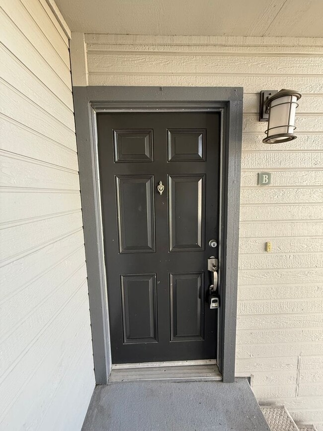 Photo - Parkview Condo close to shopping & Freeway! Unidad B