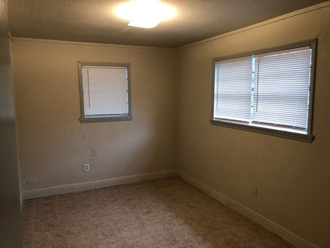 Photo - 3345 Linn St