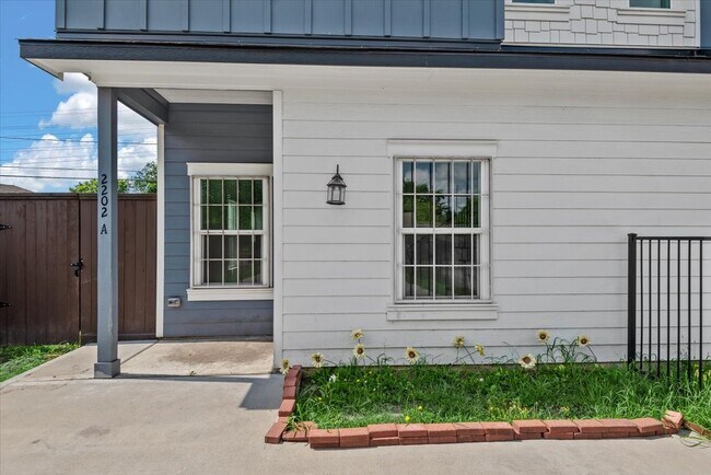 Photo - 2202 Lynnfield St