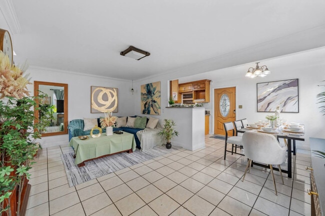 Photo - 2304 E 14th St Unidad ID1283136P