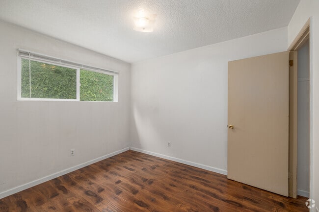 2BR, 1BA - 700SF