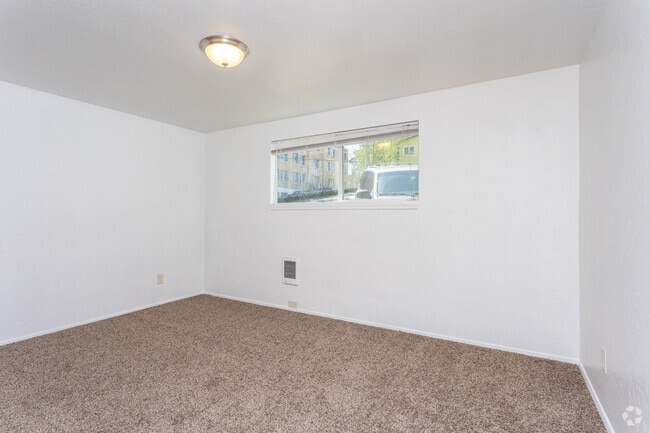 2BR, 1BA - 700SF