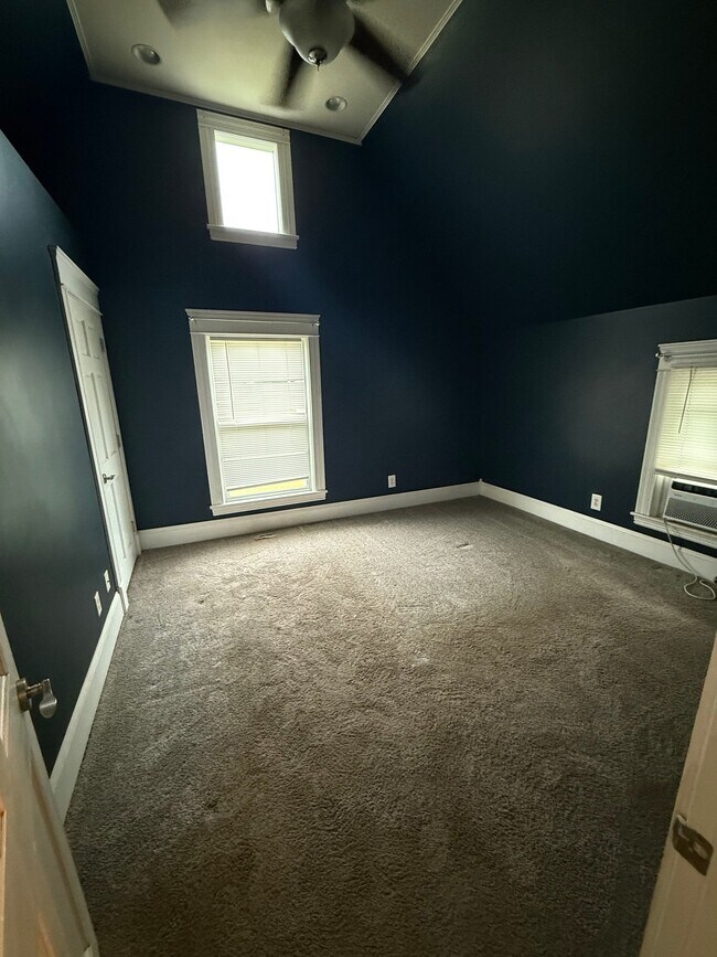 Photo - 409 Douglas St