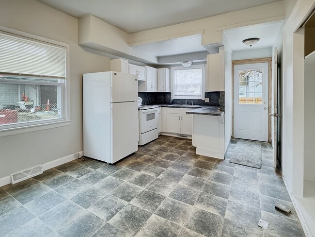 Photo - 1068 Godfrey Ave SW