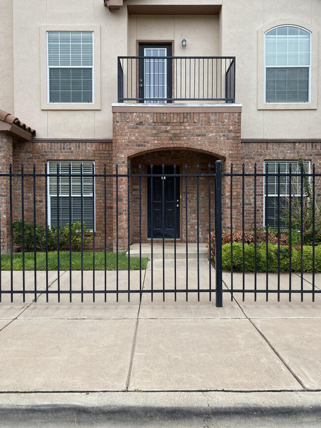 Photo - 2104 Main St Townhome