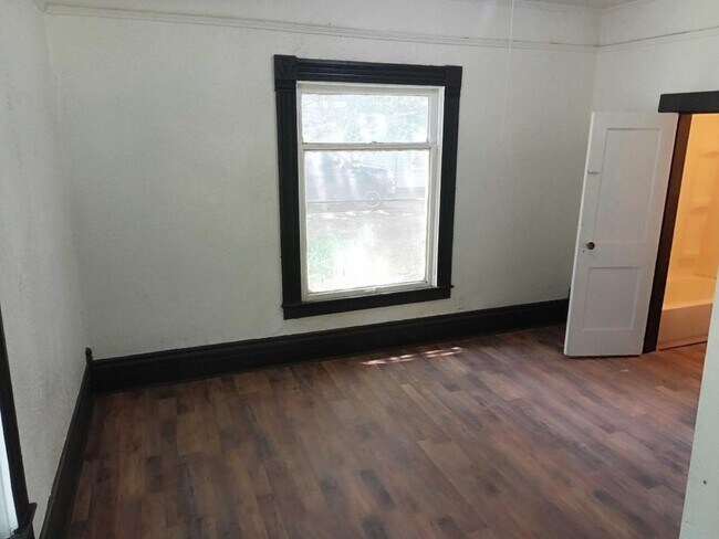 Photo - 744 E Walnut St