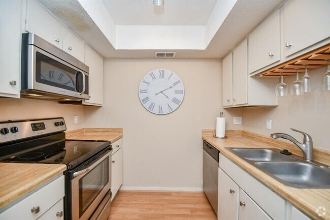 Building Photo - 2832 S Bartell Dr Rental
