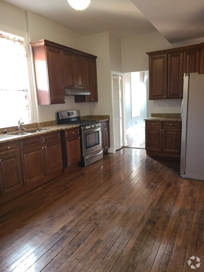 Building Photo - 2030 W Chicago Ave Unit 2 Rental